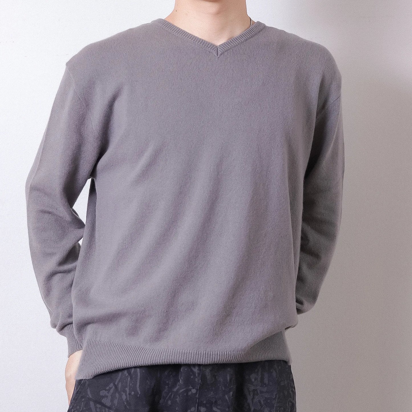 ENCOMING  Knitted V Neck Jumper Grey【KNVJU-GY】着用イメージ フロント画像