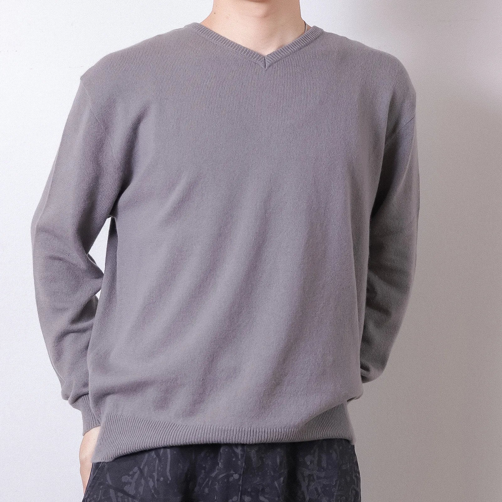ENCOMING  Knitted V Neck Jumper Grey【KNVJU-GY】着用イメージ フロント画像
