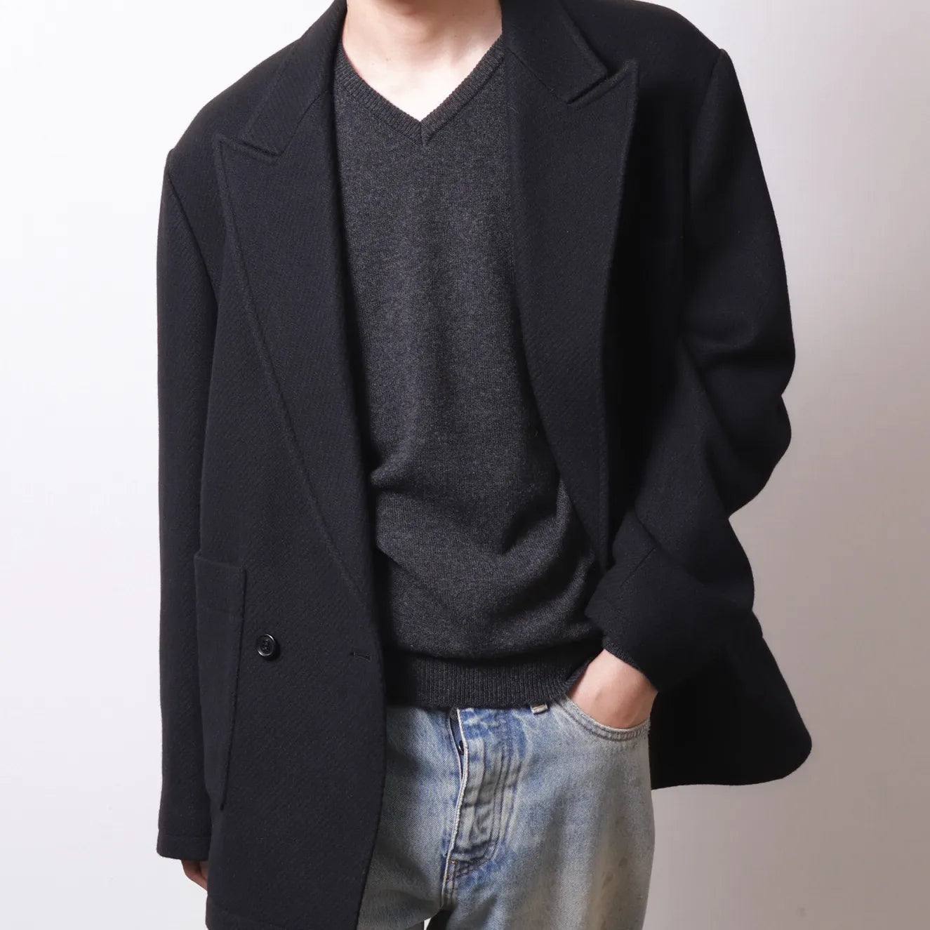 ENCOMING  Knitted V Neck Jumper Chacoal【KNVJU-CH】着用イメージ　正面