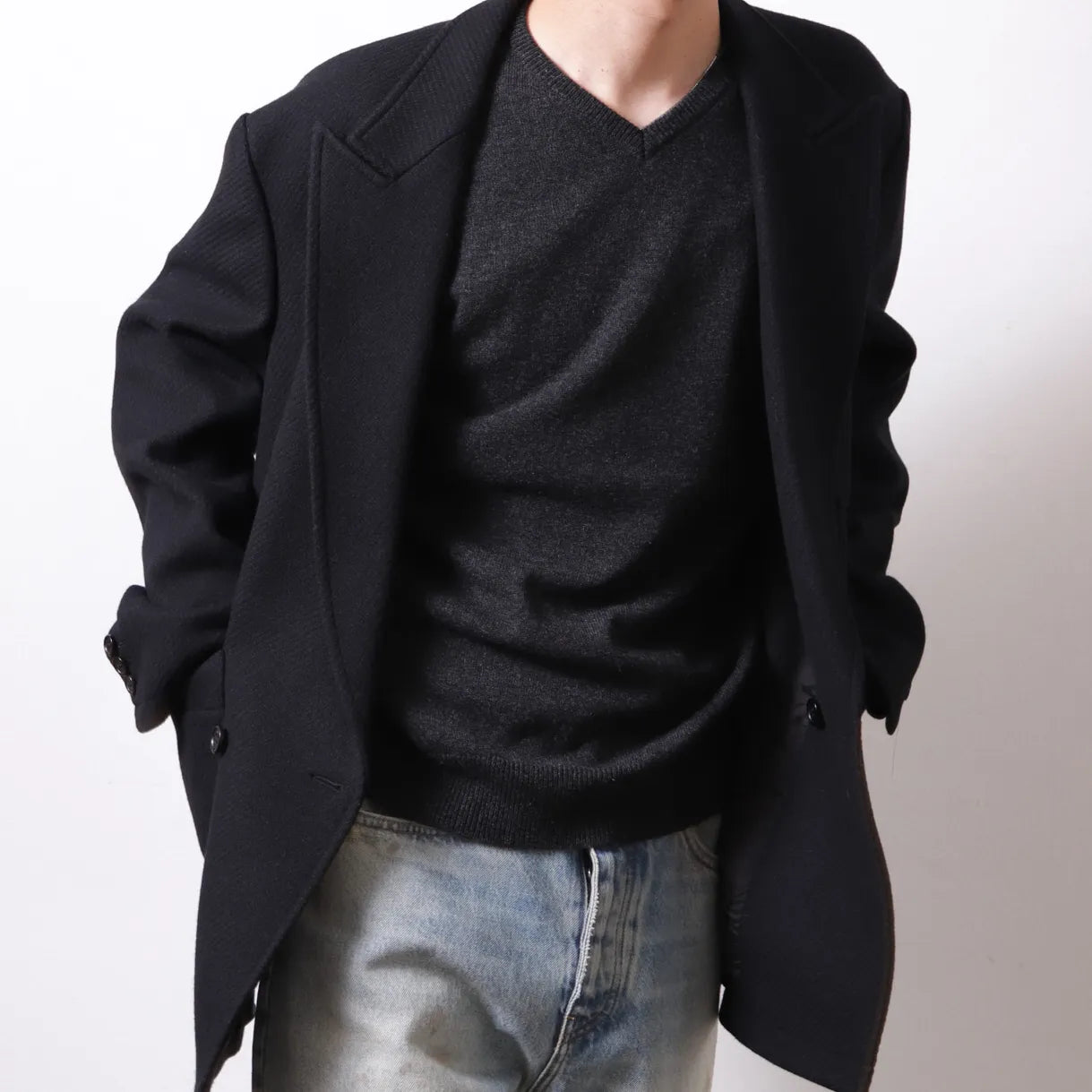 ENCOMING  Knitted V Neck Jumper Chacoal【KNVJU-CH】着用イメージ フロント