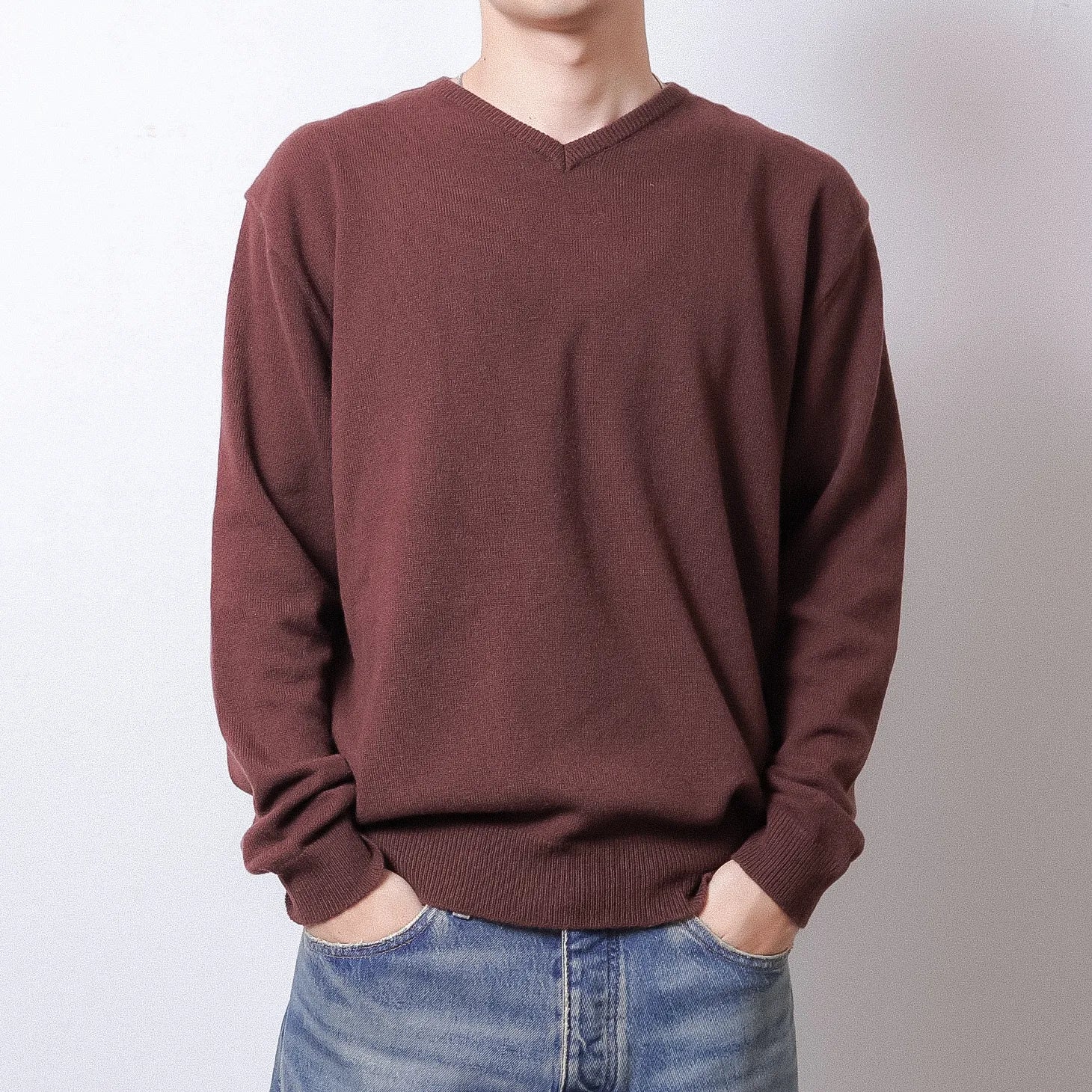 ENCOMING  Knitted V Neck Jumper Brown【KNVJU-BR】着用イメージ 正面