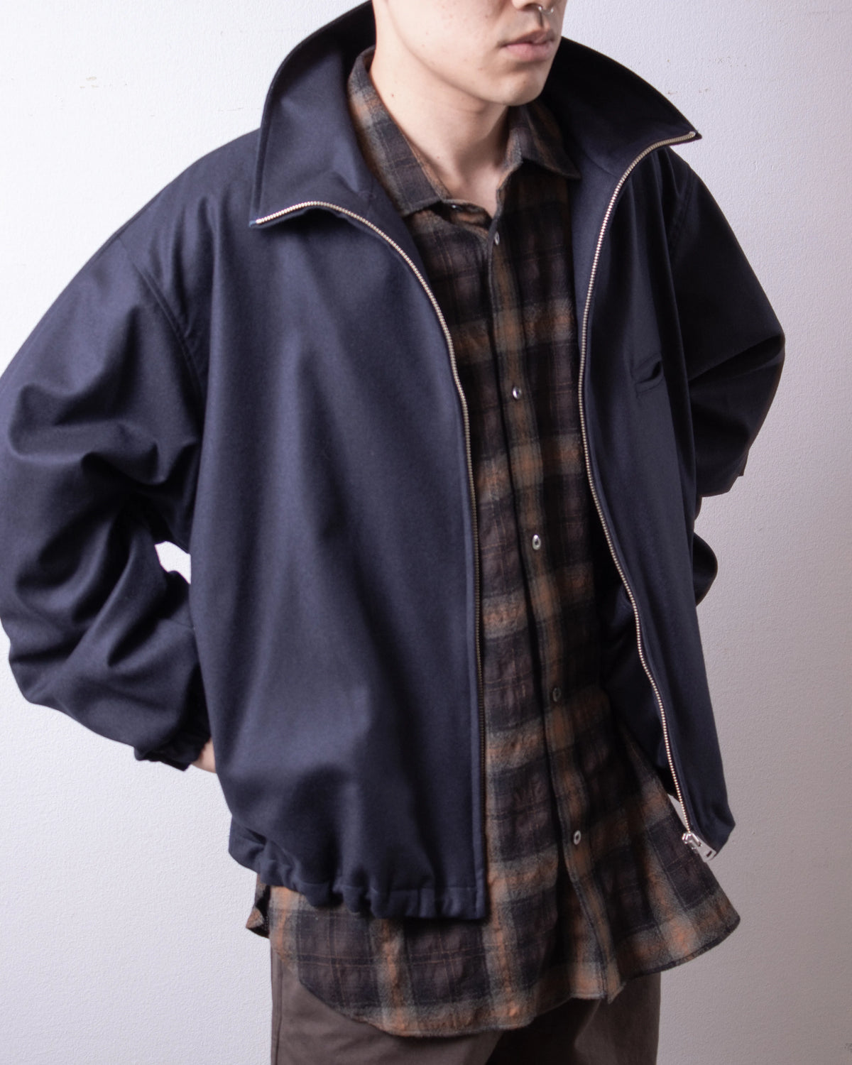 ENCOMING Front Zip Blouson Dark Navy 着用イメージ 正面 ジップ開口