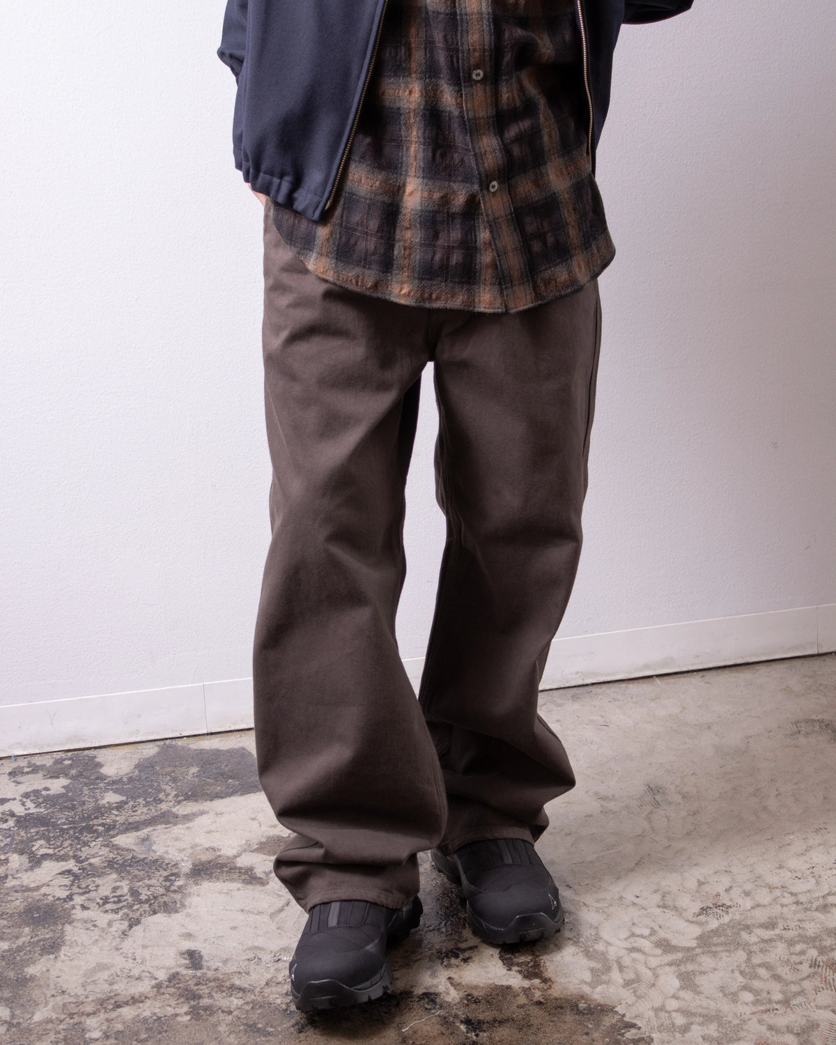 ENCOMING Enst Denim Trouser Brown 着用イメージ 正面