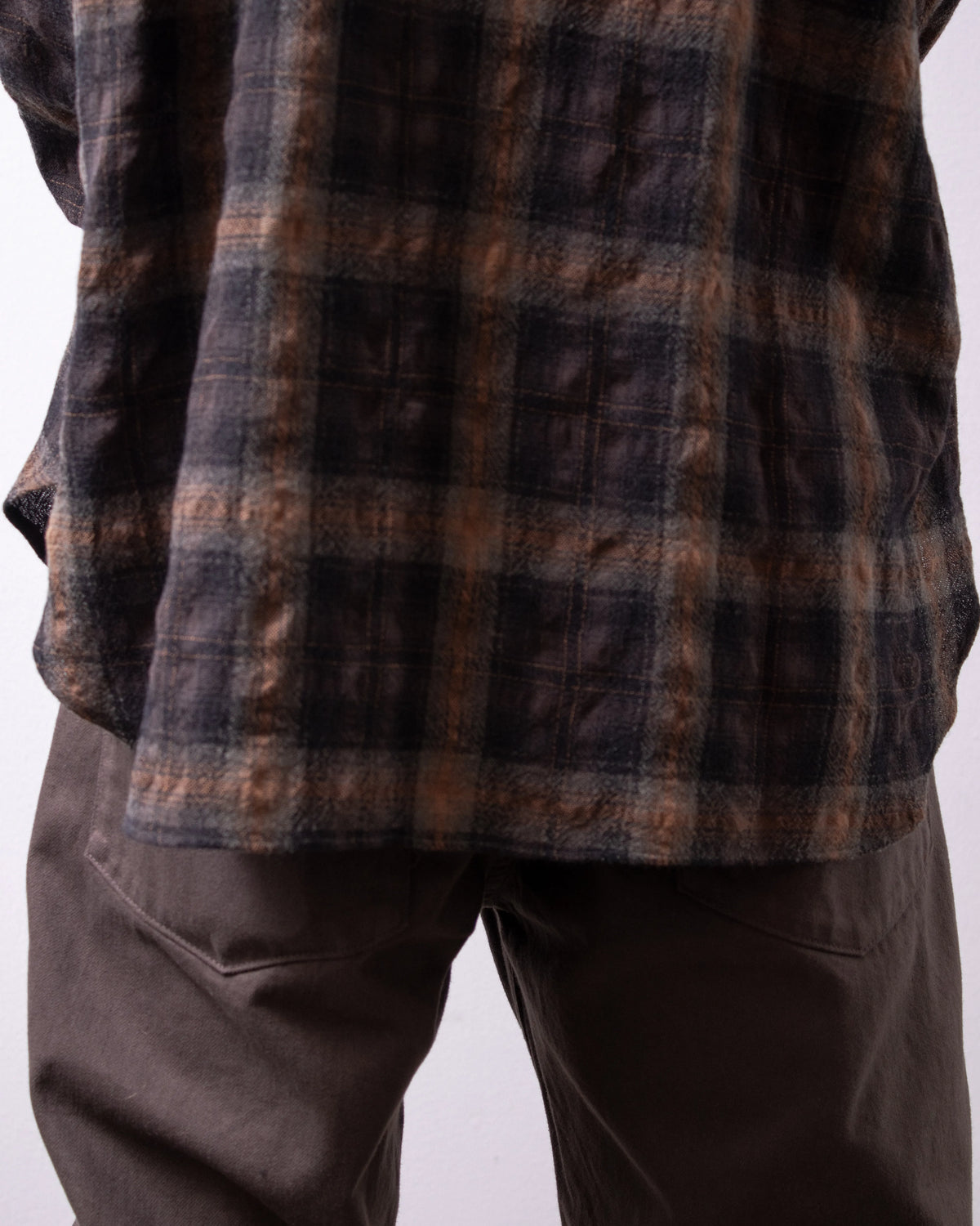 ENCOMING Classic Long Sleeve Shirt Brown / Khaki 着用イメージ 生地ディテール