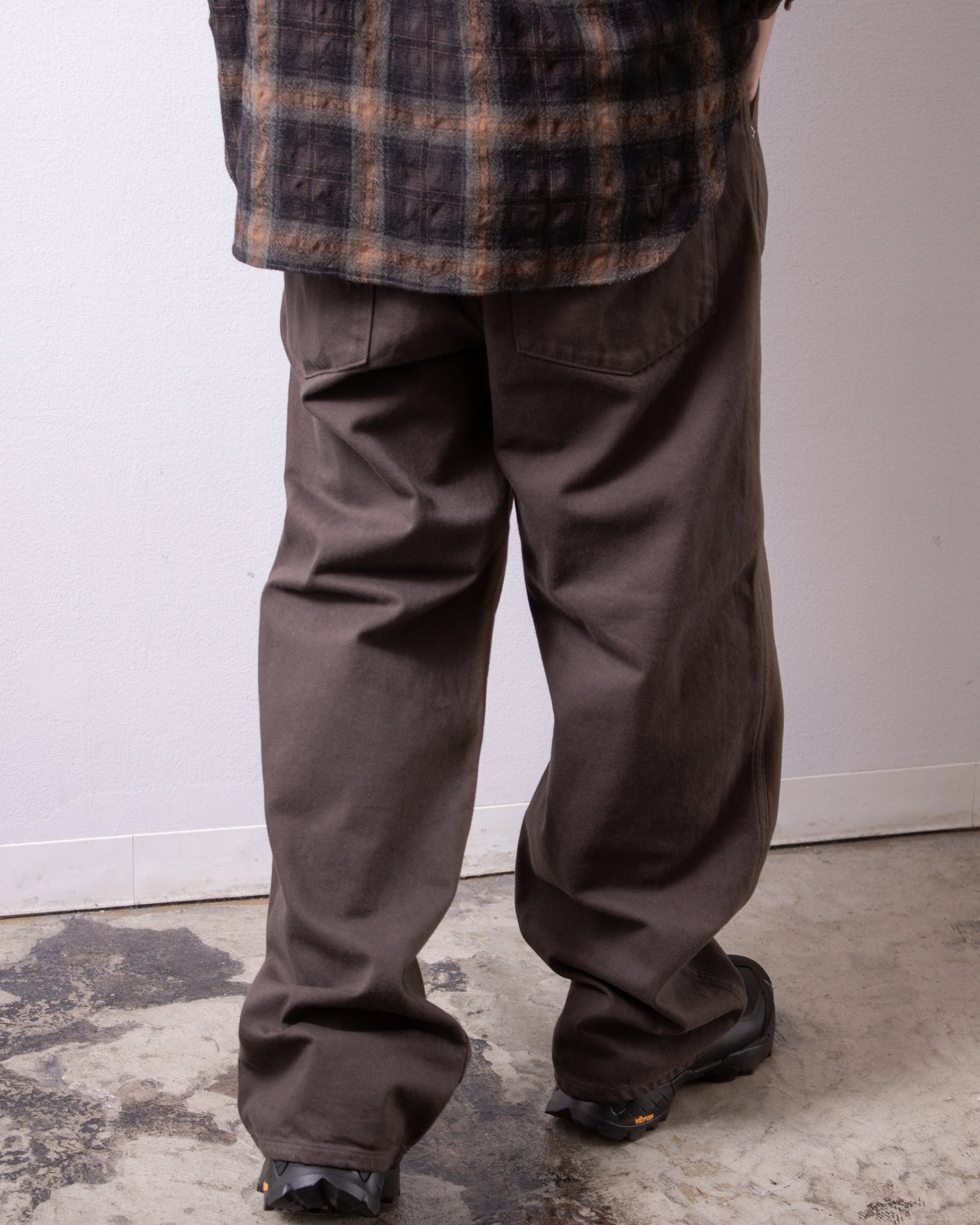 ENCOMING Enst Denim Trouser Brown 着用イメージ 背面