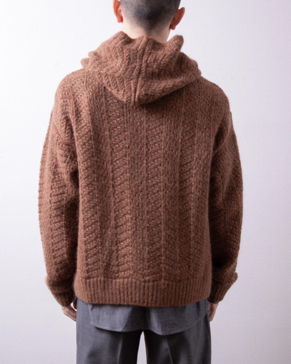 ENCOMING Knitted Mohair Hoodie Brown 着用イメージ 背面