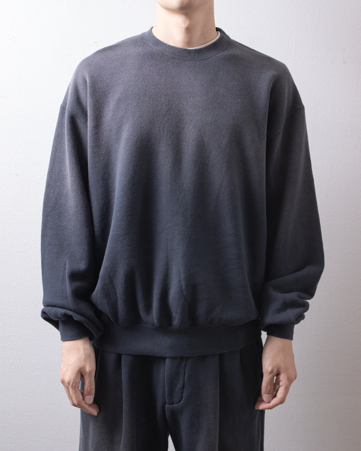 UNIVERSAL PRODUCTS. Jumberca Crew Neck Sweat Vintage Navy 着用イメージ 正面