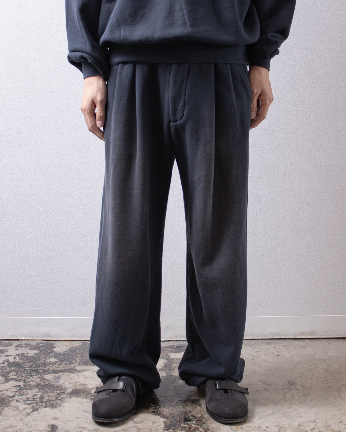 UNIVERSAL PRODUCTS. Jumberca Sweat Trousers Vintage Navy 着用イメージ 正面