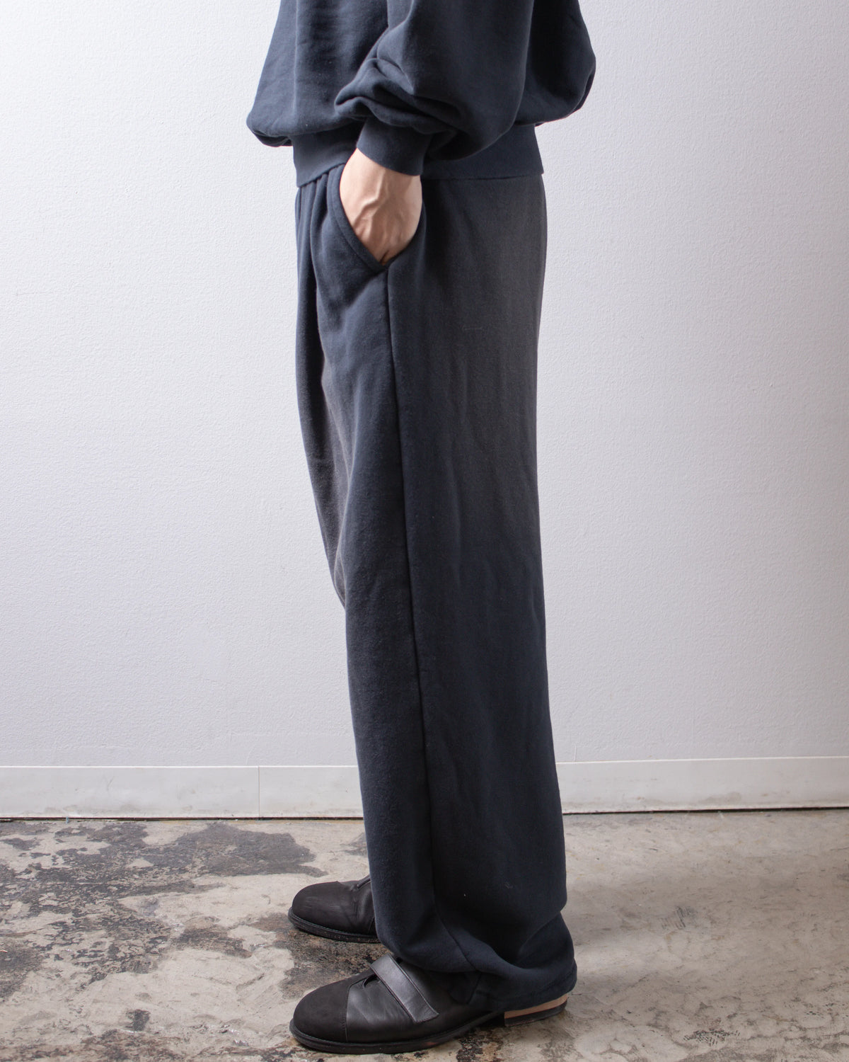 UNIVERSAL PRODUCTS. Jumberca Sweat Trousers Vintage Navy 着用イメージ 側面