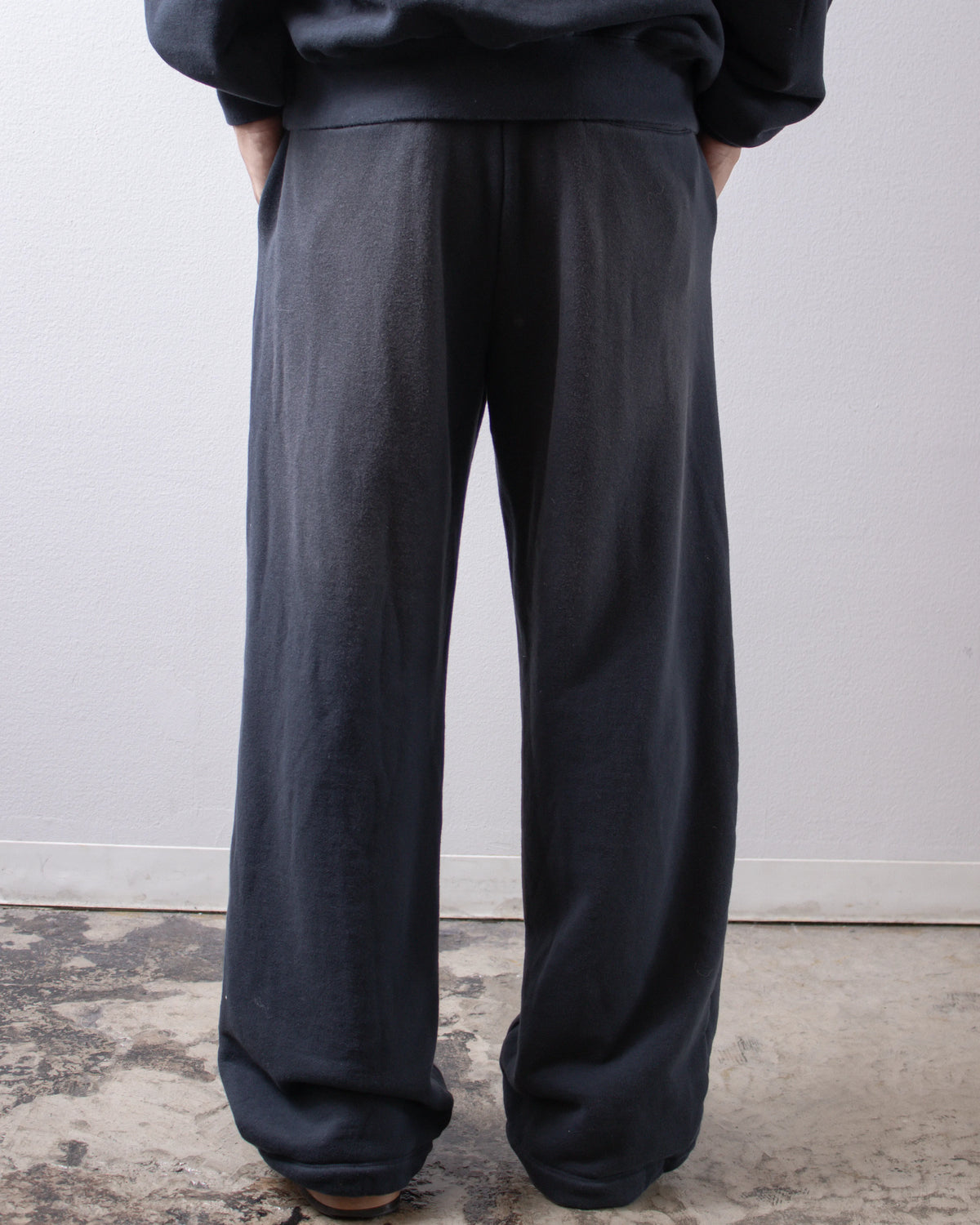 UNIVERSAL PRODUCTS. Jumberca Sweat Trousers Vintage Navy 着用イメージ 背面