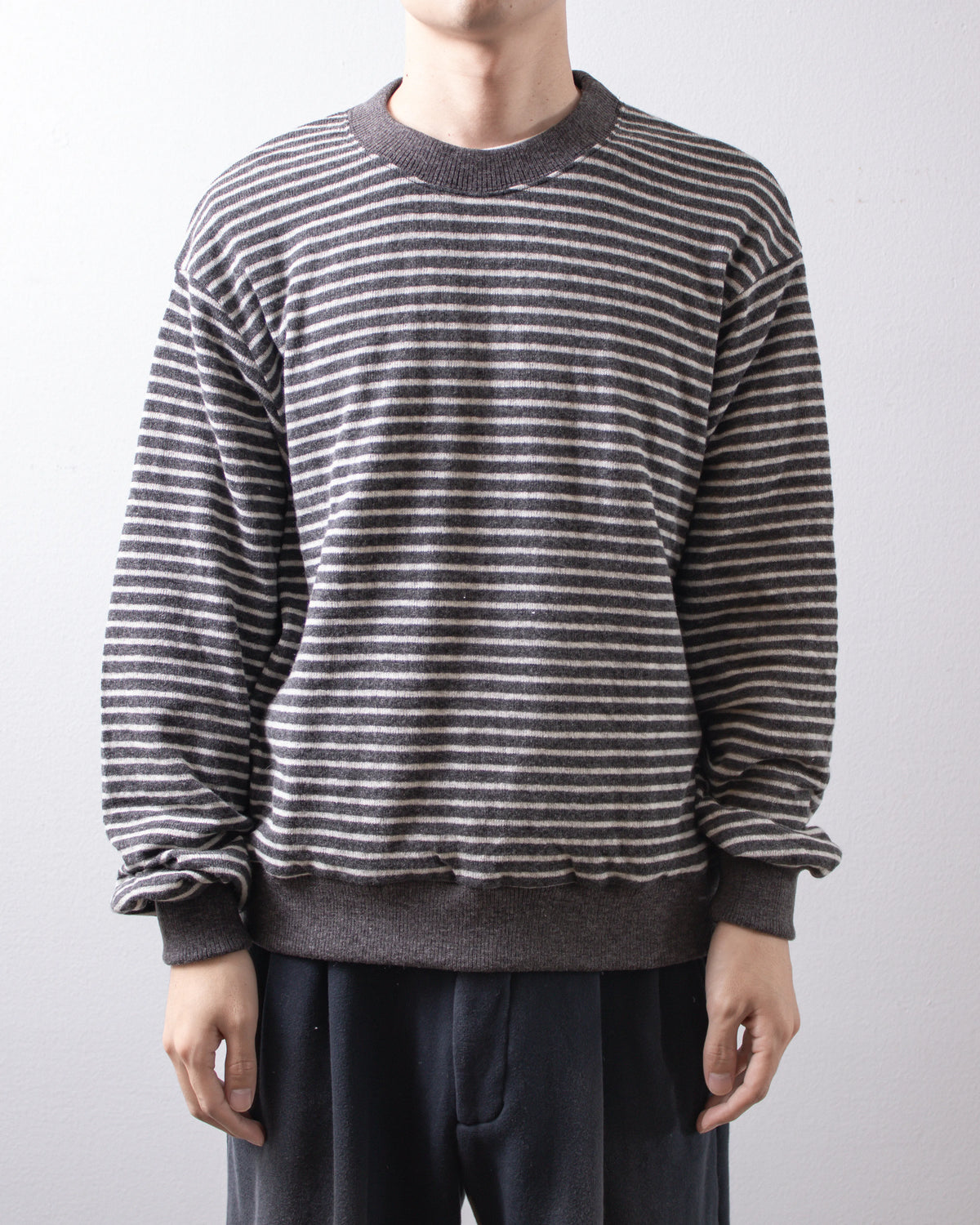 UNIVERSAL PRODUCTS. Wool Cotton Border Knit Charcoal 着用イメージ 正面
