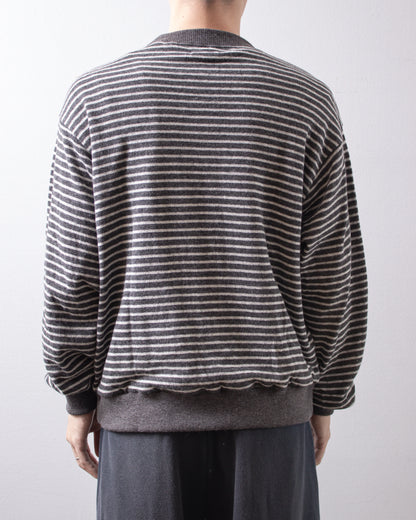 UNIVERSAL PRODUCTS. Wool Cotton Border Knit Charcoal 着用イメージ 背面