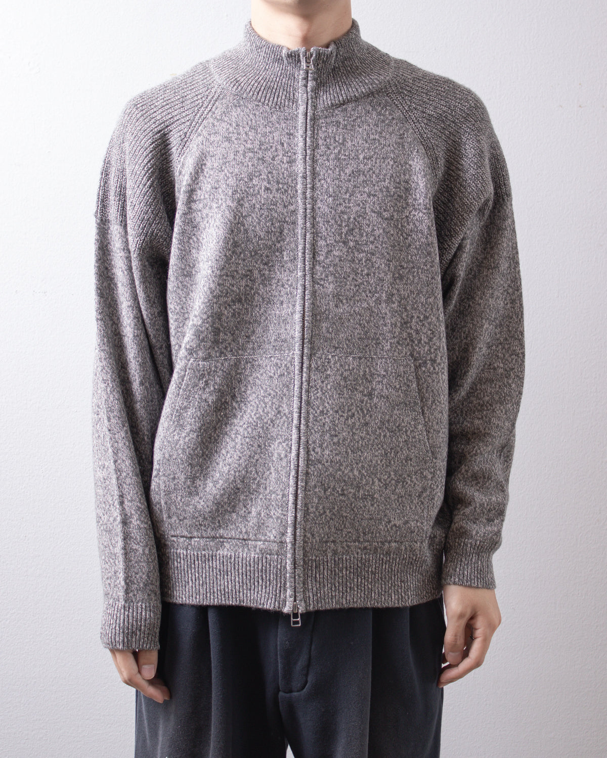 UNIVERSAL PRODUCTS. Wool Cotton Drivers Knit Gray 着用イメージ 正面