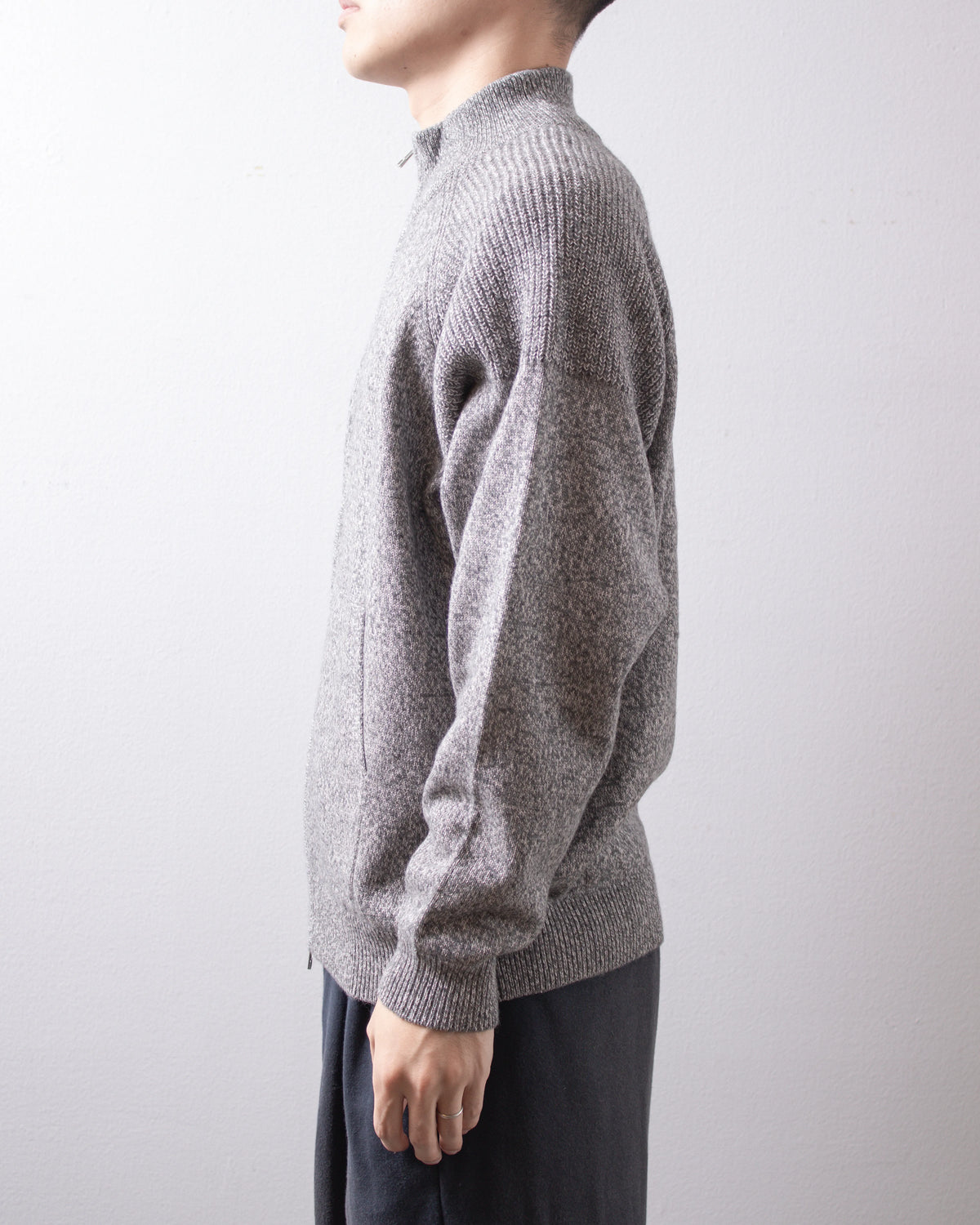 UNIVERSAL PRODUCTS. Wool Cotton Drivers Knit Gray 着用イメージ 側面