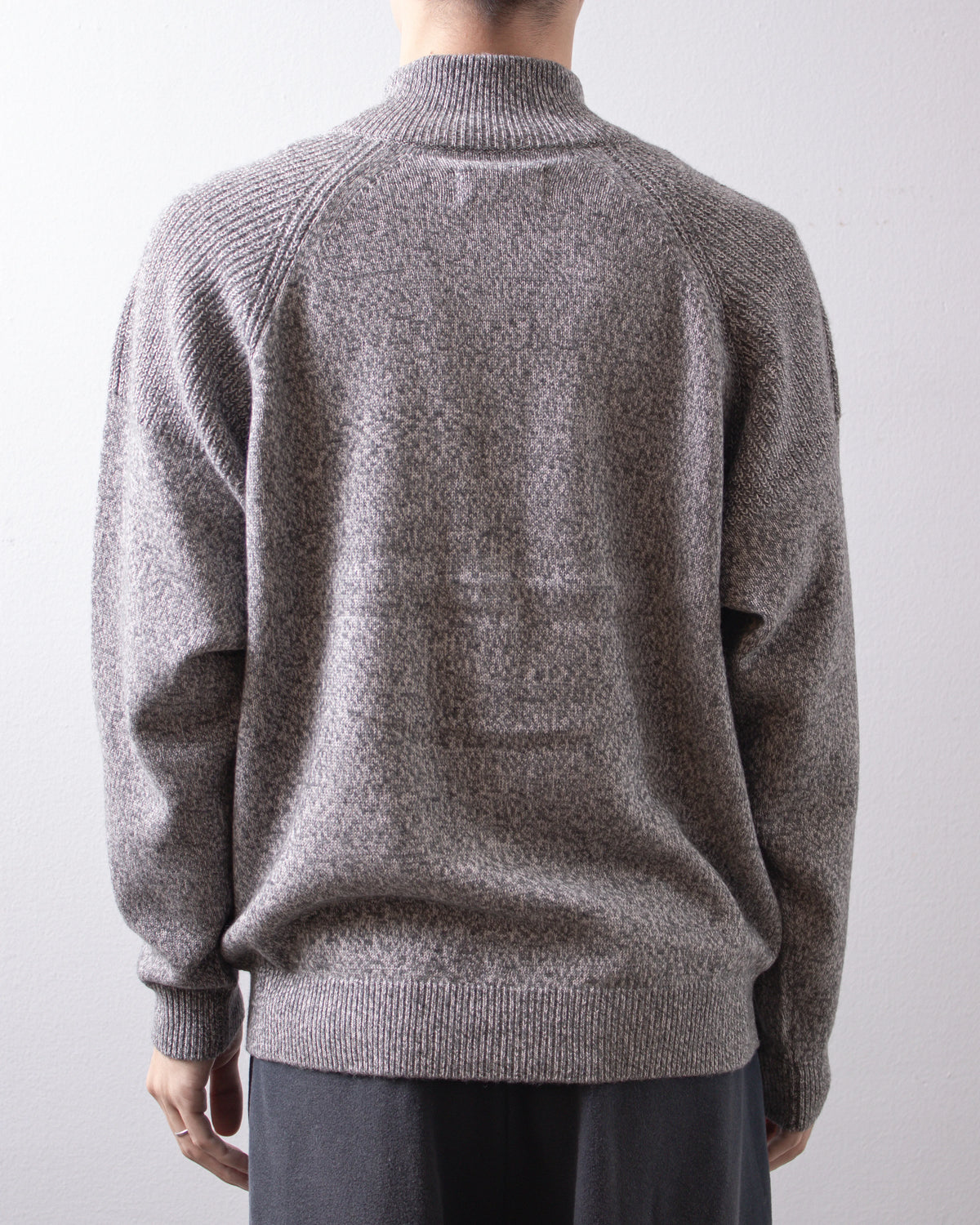 UNIVERSAL PRODUCTS. Wool Cotton Drivers Knit Gray 着用イメージ 背面