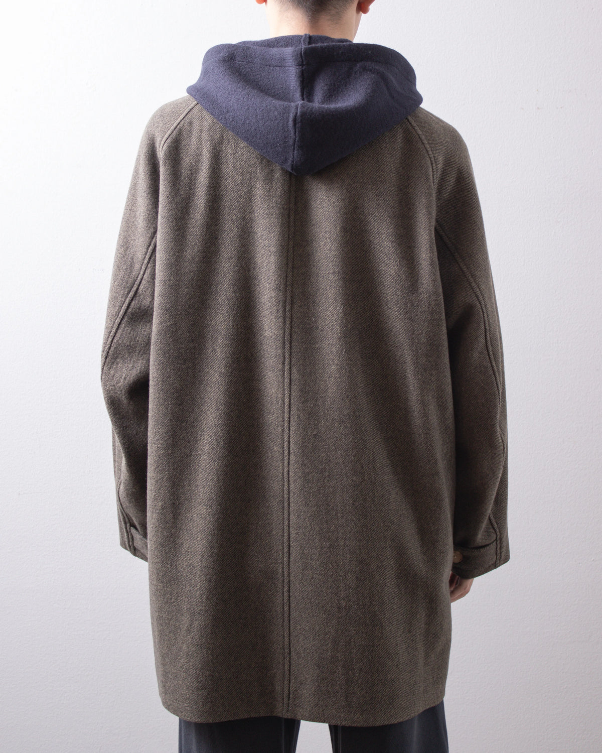 UNIVERSAL PRODUCTS. Lamb Wool Car Coat Khaki 着用イメージ 背面