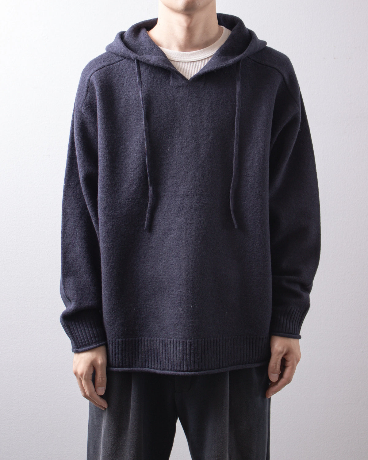 UNIVERSAL PRODUCTS. Felted Merino Wool Hoodie Knit Navy 着用イメージ 正面