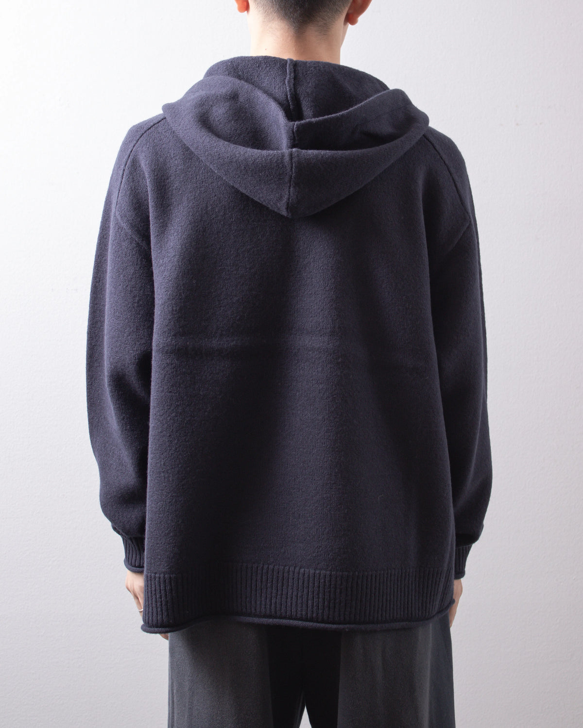 UNIVERSAL PRODUCTS. Felted Merino Wool Hoodie Knit Navy 着用イメージ 背面