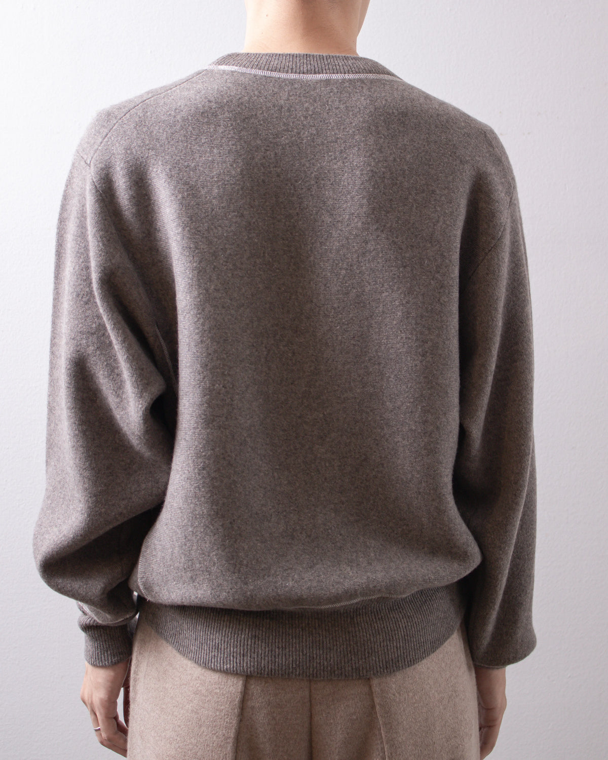 MEIAS Pure Cashmere Sweat PO Moca 着用イメージ 背面