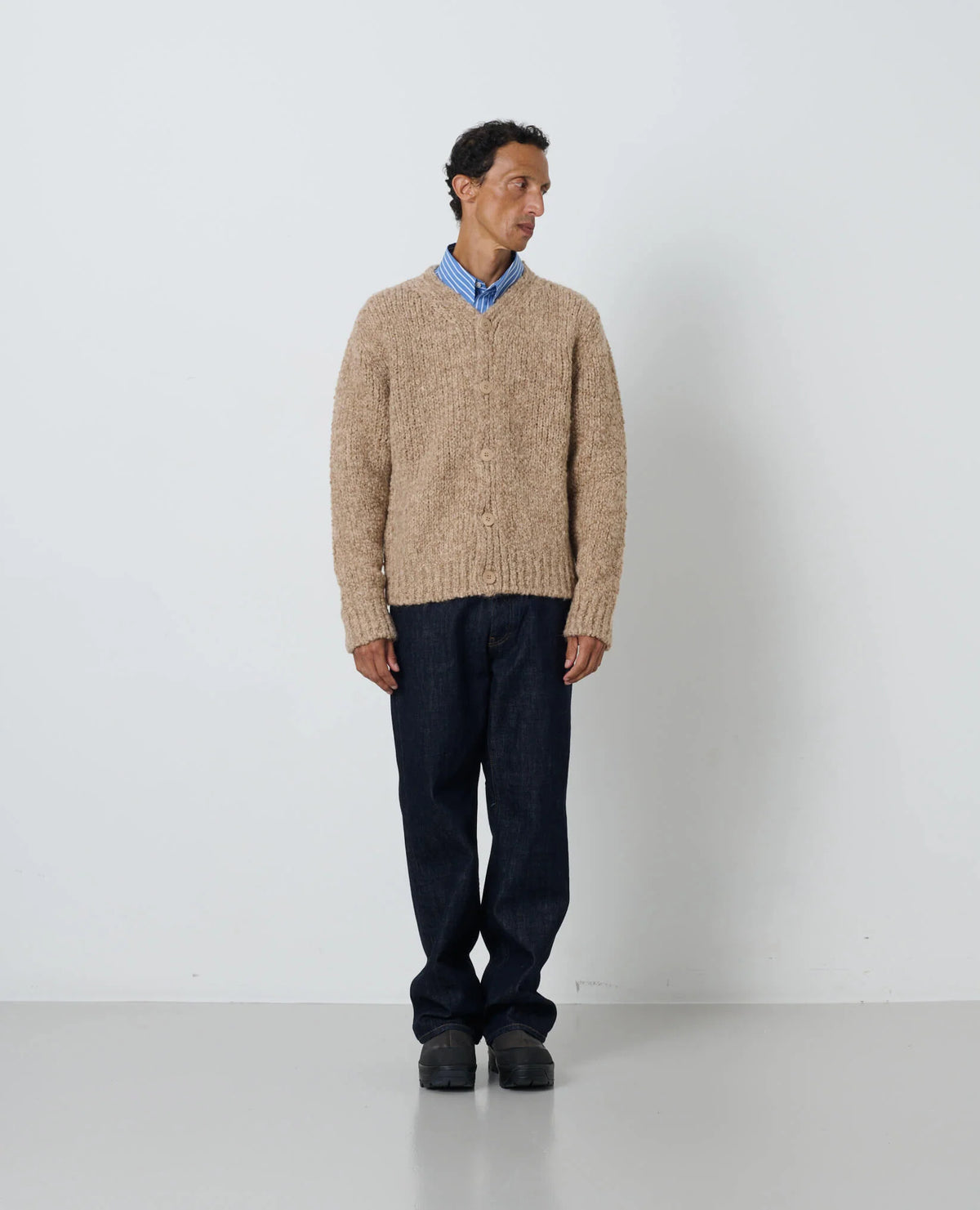 SUNFLOWER John Cardigan Bark Sand 着用イメージ 全身スタイリング