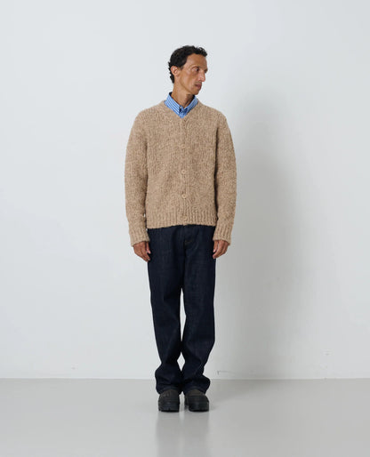 SUNFLOWER John Cardigan Bark Sand 着用イメージ 全身スタイリング