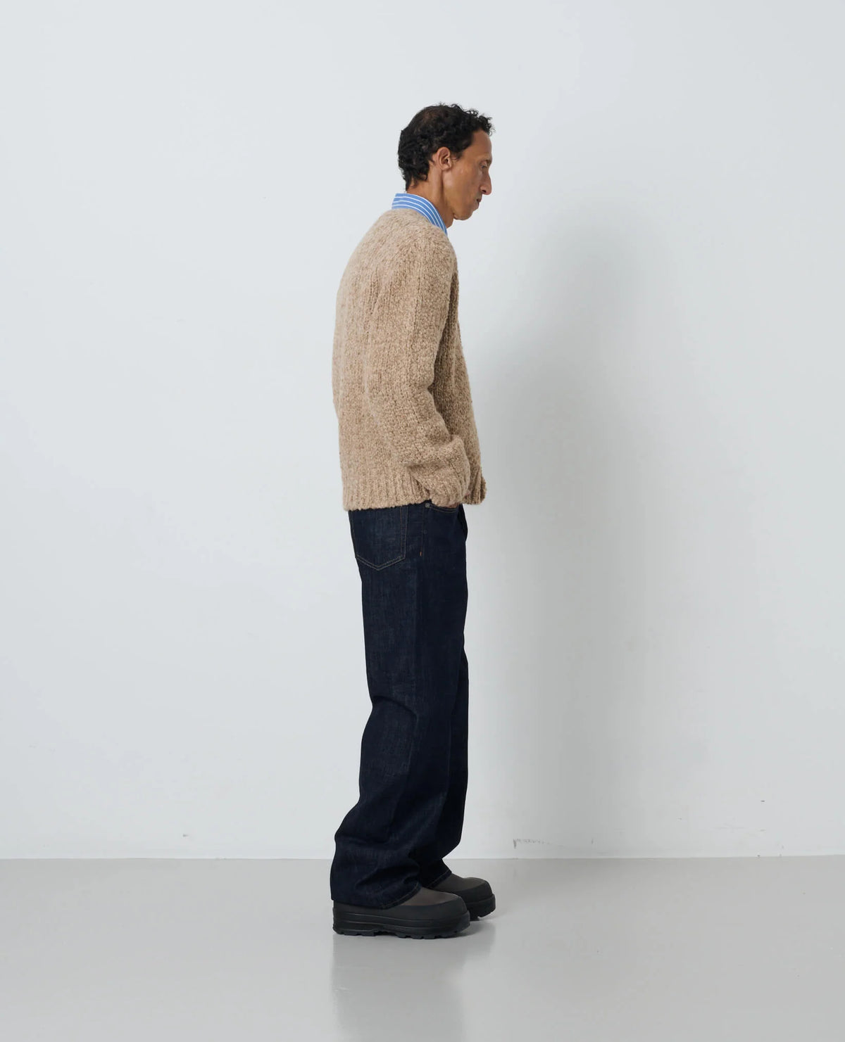 SUNFLOWER John Cardigan Bark Sand 着用イメージ 側面