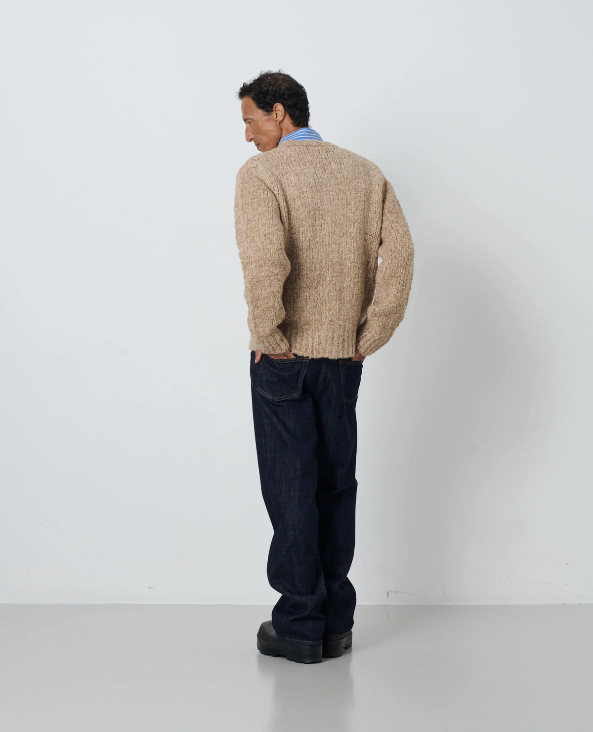 SUNFLOWER John Cardigan Bark Sand 着用イメージ 背面