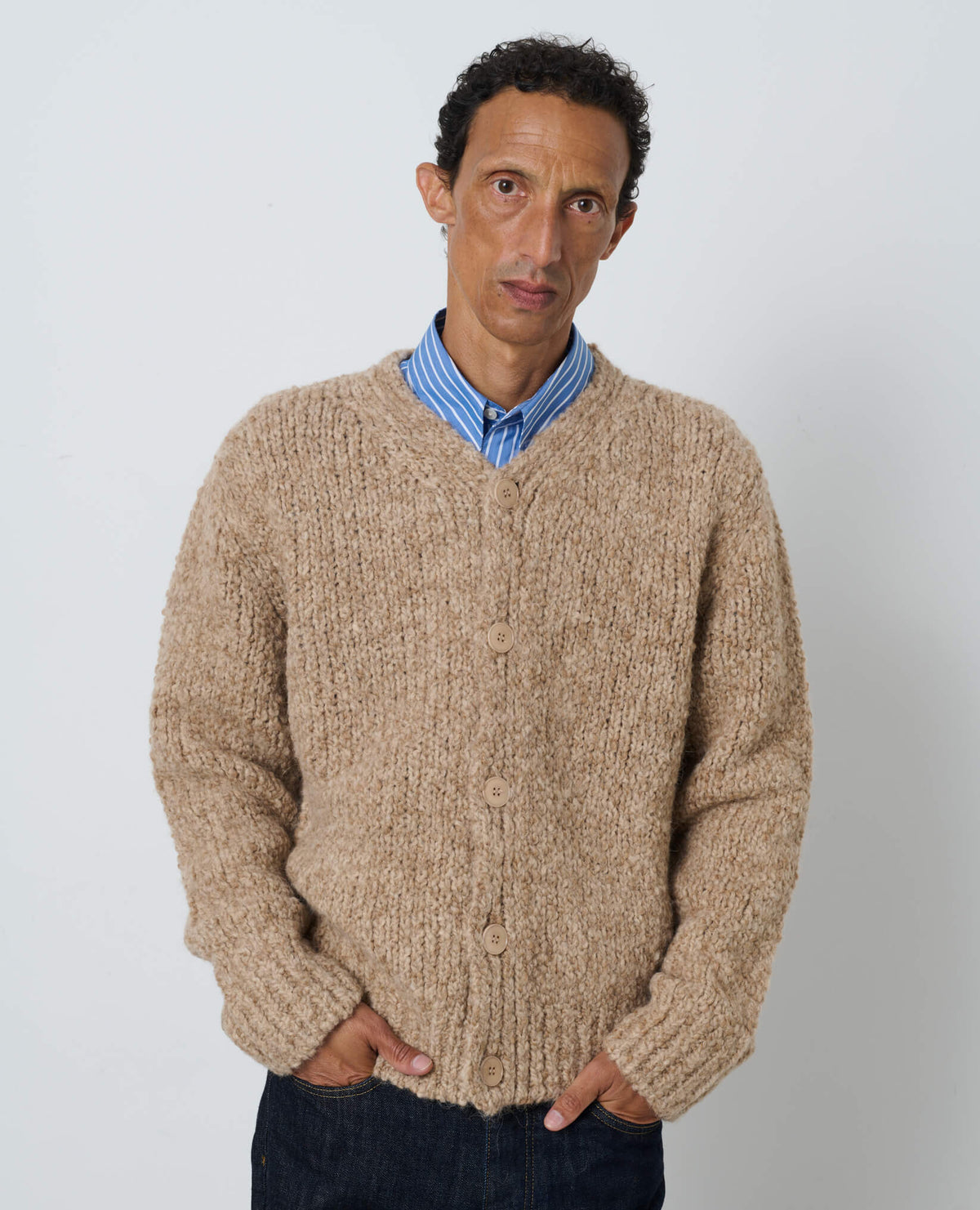 SUNFLOWER John Cardigan Bark Sand 着用イメージ 正面