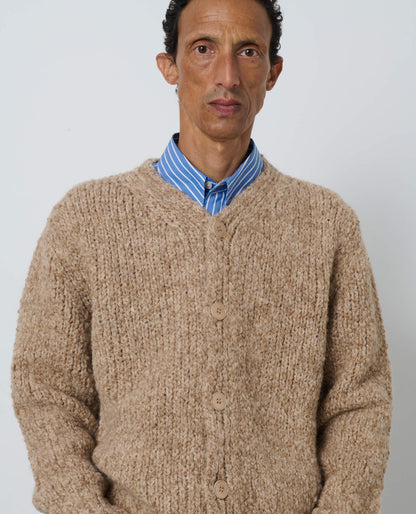 SUNFLOWER John Cardigan Bark Sand 着用イメージ 正面