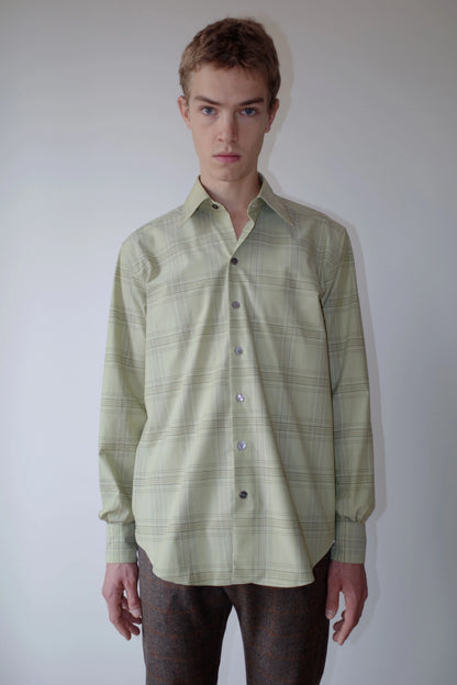CAMISAS MANOLO（カミサス マノロ）Normal Shirt Pale Green Blue Checksの正面着用画像。淡いグリーンをベースにブルーのチェック柄を配した長袖シャツ。リラックスしたシルエットとラウンドヘムが特徴。
