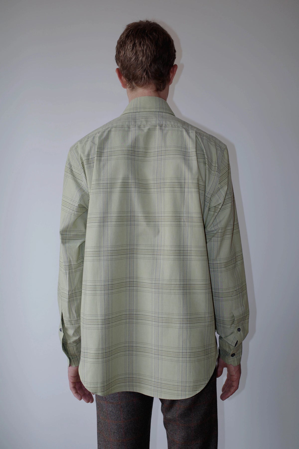 CAMISAS MANOLO（カミサス マノロ）Normal Shirt Pale Green Blue Checksの背面着用画像。淡いグリーンとブルーのチェック柄が特徴的な長袖シャツ。バックヨークの切り替えとゆとりのあるシルエットが確認できる。