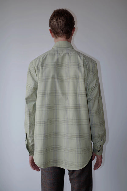 CAMISAS MANOLO（カミサス マノロ）Normal Shirt Pale Green Blue Checksの背面着用画像。淡いグリーンとブルーのチェック柄が特徴的な長袖シャツ。バックヨークの切り替えとゆとりのあるシルエットが確認できる。