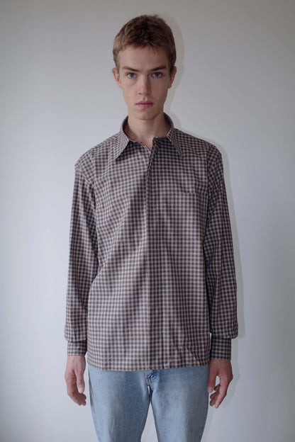 CAMISAS MANOLO（カミサス マノロ）Campo Shirt Brown/Camel Checksの正面着用画像。ブラウンとキャメルの細かなチェック柄を配した長袖シャツ。すっきりとしたシルエットとストレートヘム、比翼仕立てのフロントが特徴。