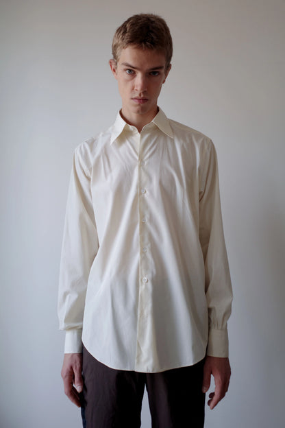 CAMISAS MANOLO（カミサス マノロ）Normal Shirt Pale Yellow Black Stripesの正面着用画像。淡いイエローをベースにブラックの細いストライプを配した長袖シャツ。リラックスしたシルエットとラウンドヘムが特徴。