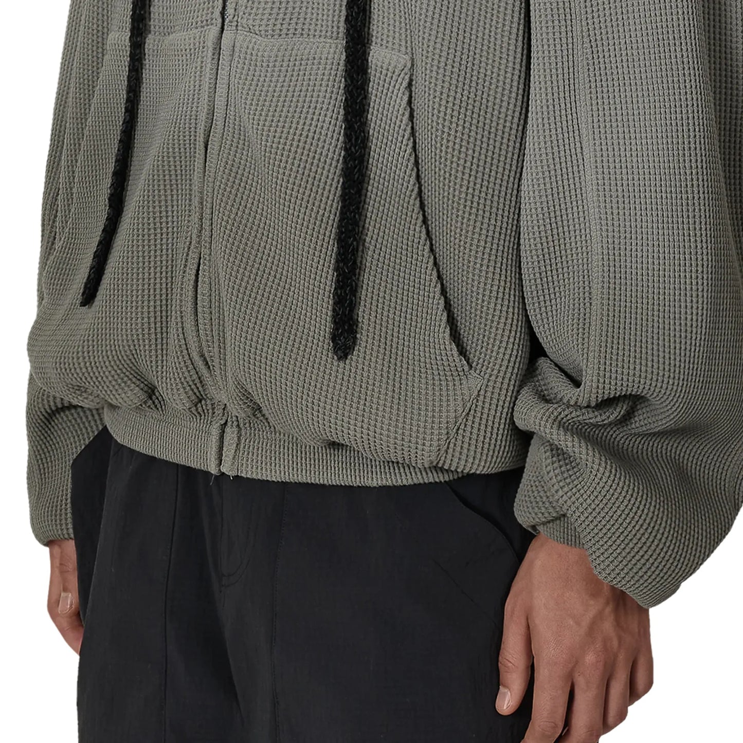 ROA BEE Sun Faded Organic Waffle Zip Up Hoodie Grey 着用イメージ フロントポケットディテール
