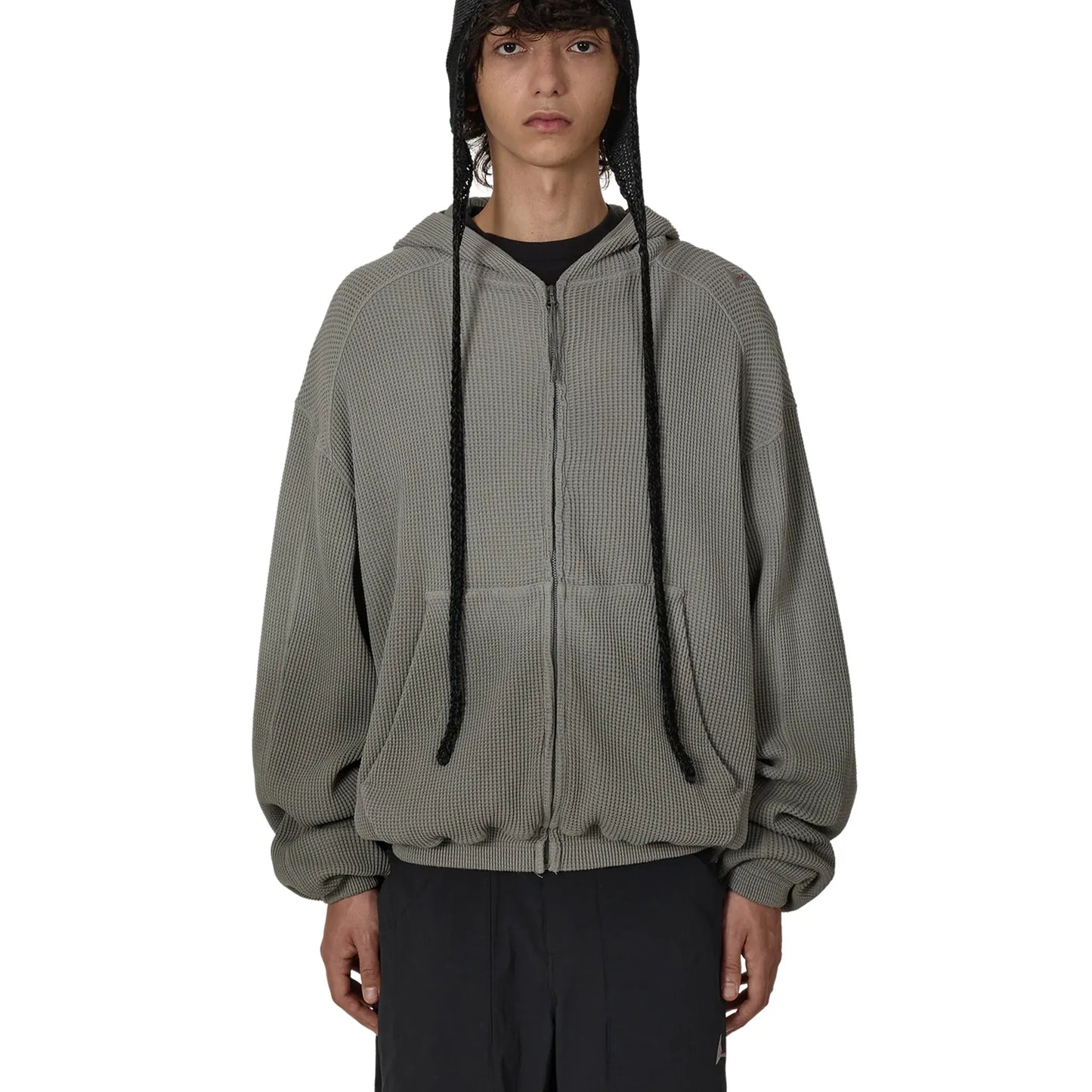 ROA BEE Sun Faded Organic Waffle Zip Up Hoodie Grey 着用イメージ フロントスタイル メンズコーディネート