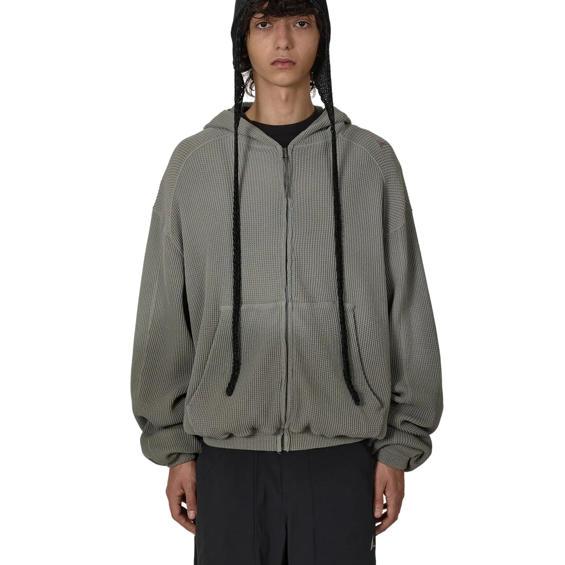 ROA BEE Sun Faded Organic Waffle Zip Up Hoodie Grey 着用イメージ フロントスタイル メンズコーディネート