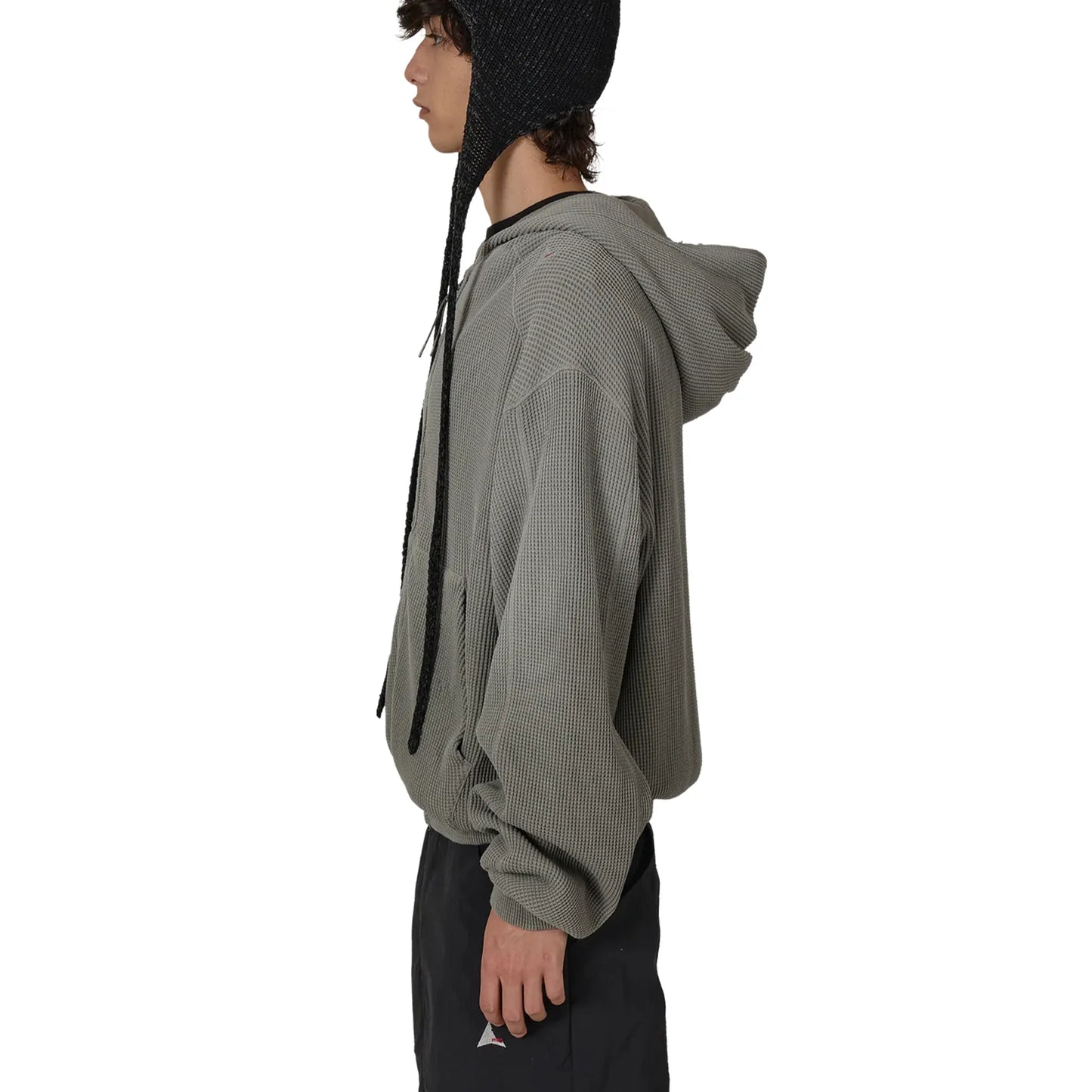 ROA BEE Sun Faded Organic Waffle Zip Up Hoodie Grey 着用イメージ サイドシルエット フィット感