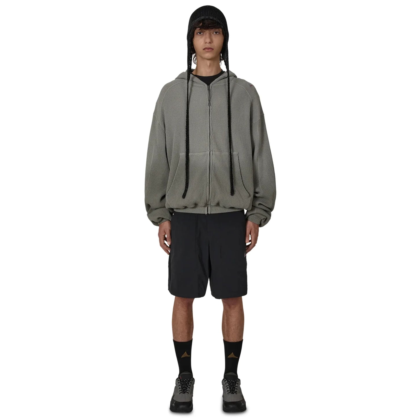 ROA BEE Sun Faded Organic Waffle Zip Up Hoodie Grey 着用イメージ 全身スタイリング