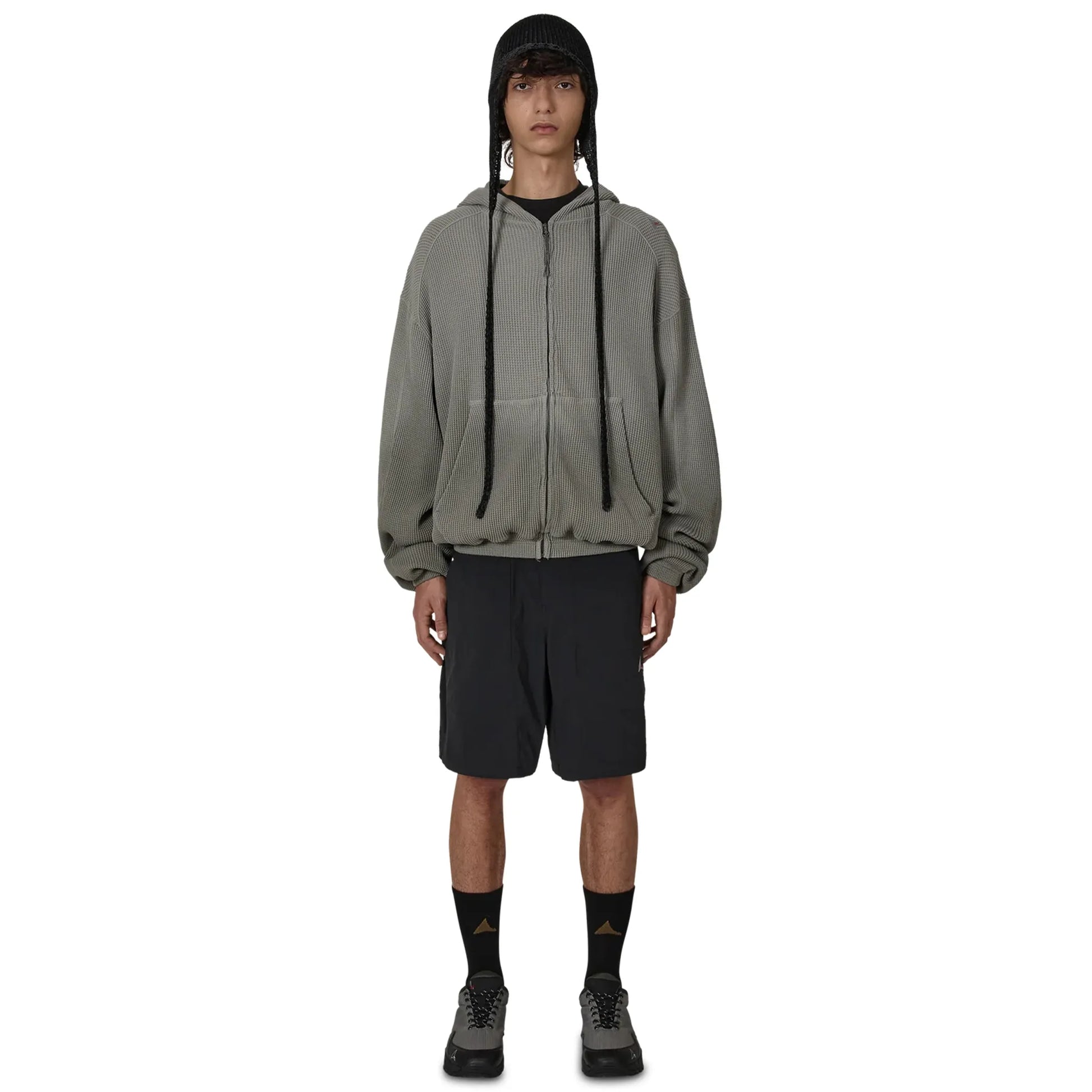 ROA BEE Sun Faded Organic Waffle Zip Up Hoodie Grey 着用イメージ 全身スタイリング