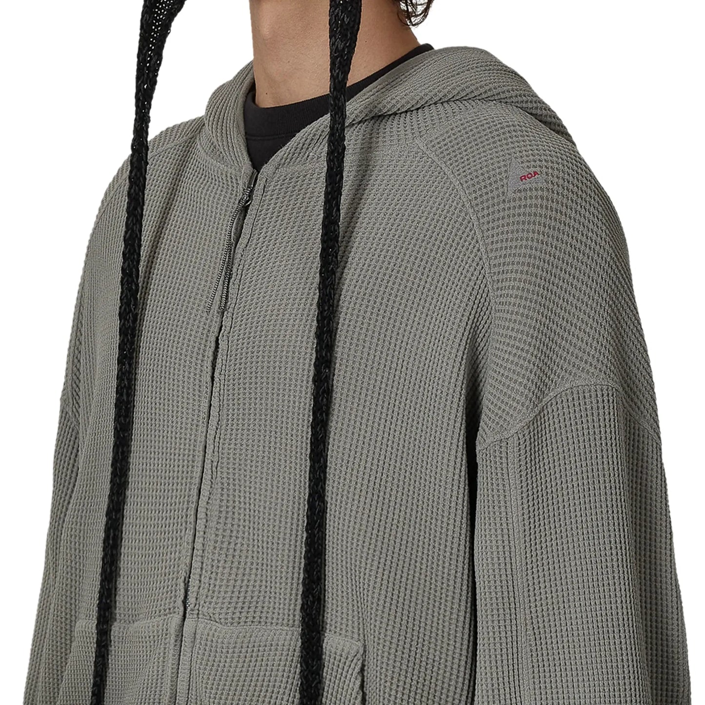 ROA BEE Sun Faded Organic Waffle Zip Up Hoodie Grey 着用イメージ ネックディテール