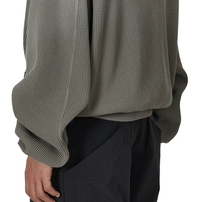 ROA BEE Sun Faded Organic Waffle Zip Up Hoodie Grey 着用イメージ 背面裾ディテール
