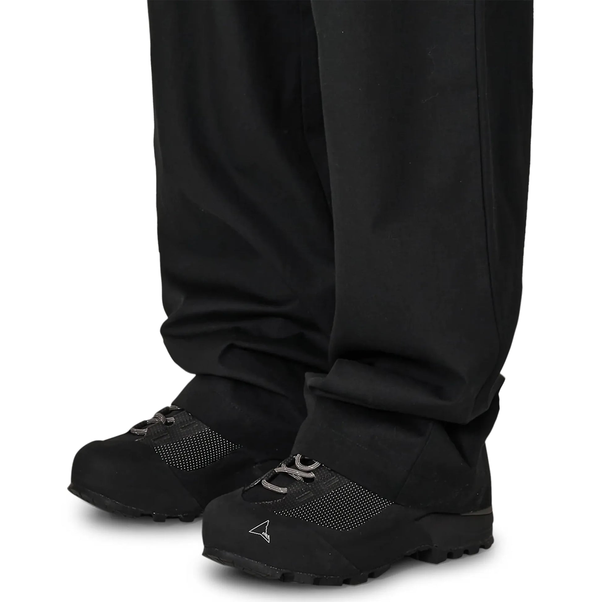 ROA Centipede Buckle Chino Pant Black 着用イメージ 裾ディテール