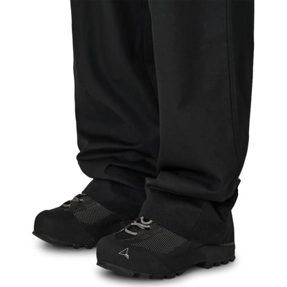 ROA Centipede Buckle Chino Pant Black 着用イメージ 裾ディテール
