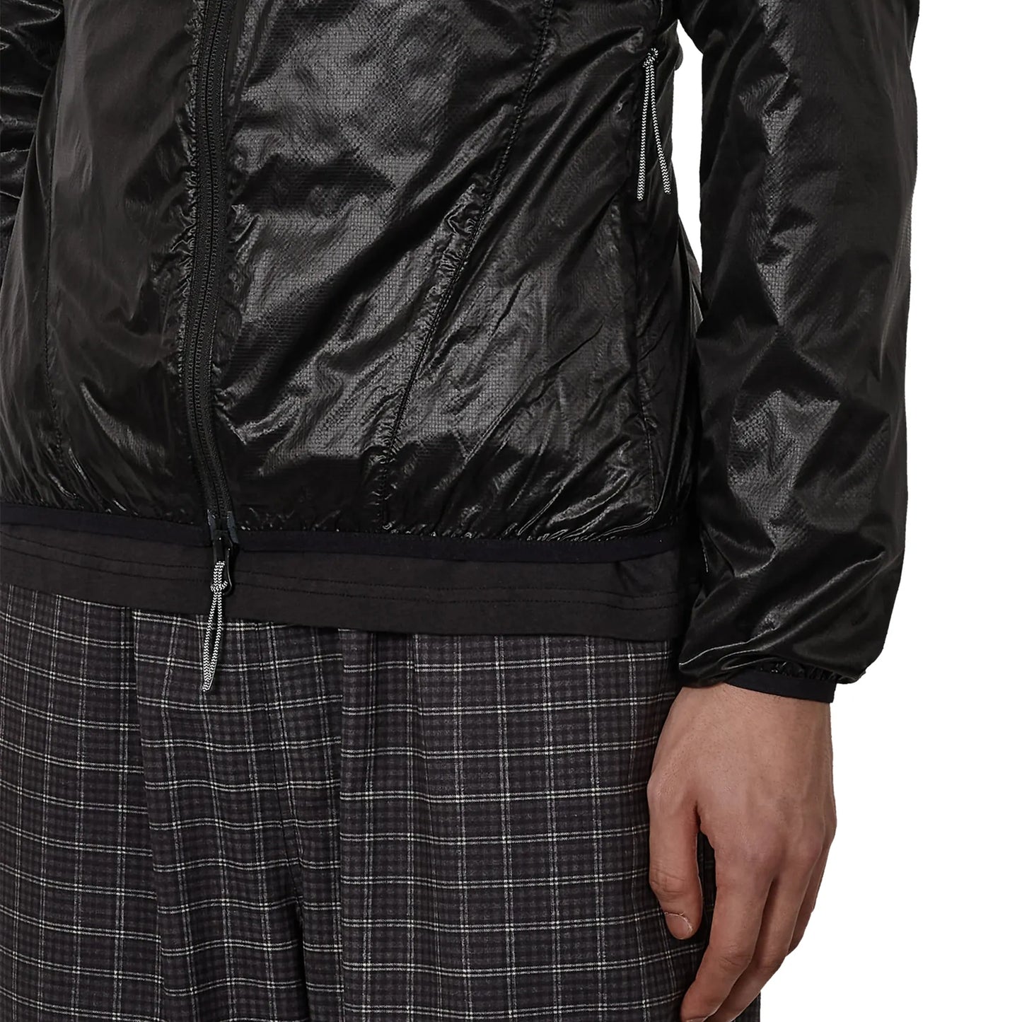 ROA HUE Packable Wind Jacket Black 着用イメージ 裾と袖口ディテール ゴム仕様