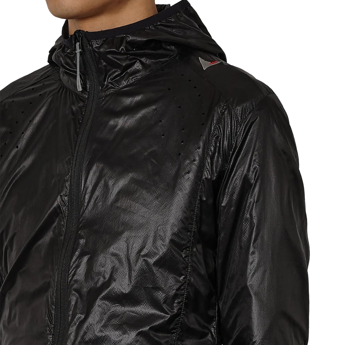 ROA HUE Packable Wind Jacket Black 着用イメージ チェストディテール