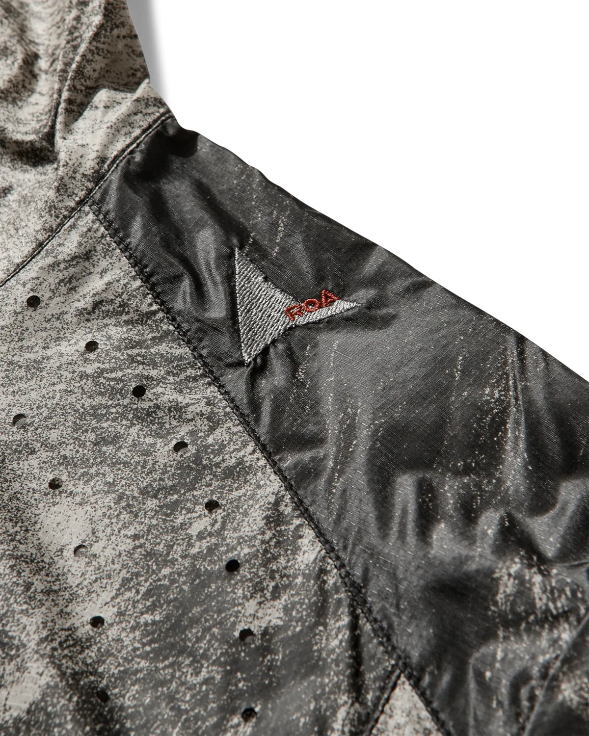 ROA HUE Packable Wind Jacket Fuzzy Dark Brown ロゴ詳細
