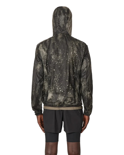 ROA HUE Packable Wind Jacket Fuzzy Dark Brown 着用イメージ 背面
