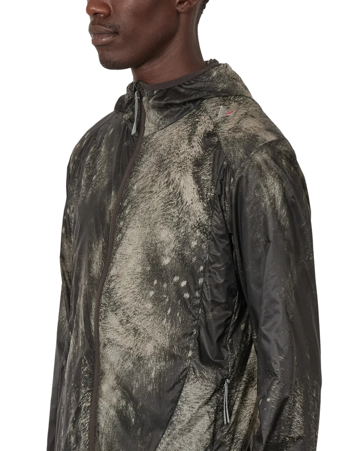 ROA HUE Packable Wind Jacket Fuzzy Dark Brown 胸元ディテール