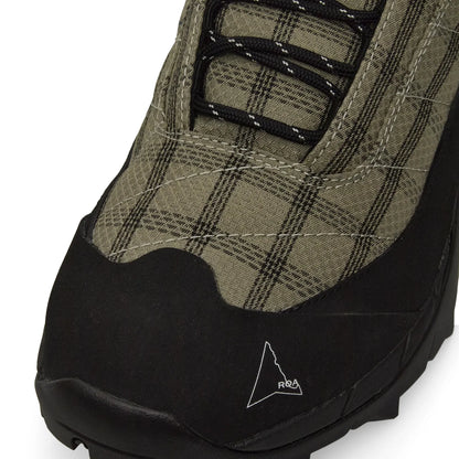 ROA Katharina Taupe/Black Check つま先ディテール ロゴデザイン